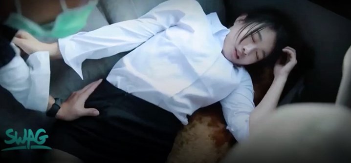 清纯美丽理财专员被出租车司机按倒强行车震 呻吟声销魂爽的不由自主喊深一点舒服