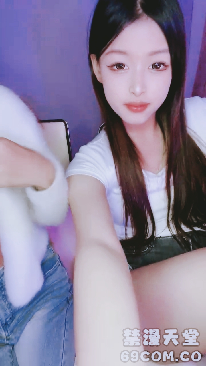 【禁漫直播】两个00后颜值美少女！超级嫩紧致小穴！幸福炮友操逼,撸硬特写视角抽插,浴室洗澡掰开小穴