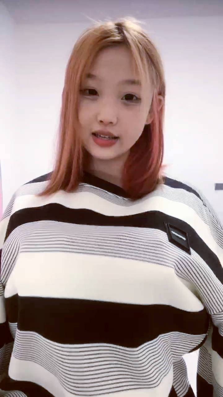 00后高颜值美少女！性格活泼甜美！脱光光扭腰摆臀,贫乳奶子多毛嫩穴,怼在镜头前特写