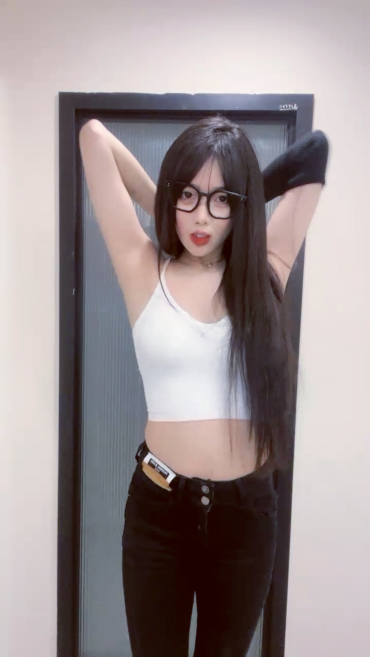 【禁漫直播】白色内衣性感好身材,模特身材女神,长发红唇诱惑十足,椅子上掰穴自慰白虎逼逼 全身秀热舞