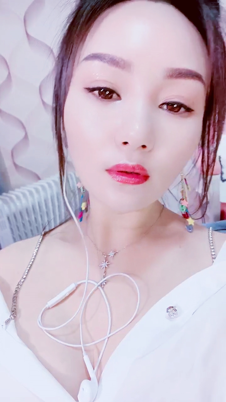 【禁漫直播】白衬衣的白皙御姐范妹子,露脸躺下跳蛋自慰,穴穴很粉嫩,销魂式呻吟水晶屌插穴