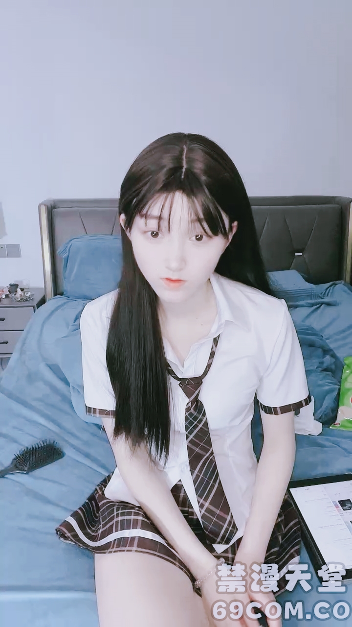 【禁漫直播】极品尤物！清纯美少女！新花样胖大叔玩穴,清洗器逼里灌水,跳蛋按摩器双管齐下,美女很喜欢