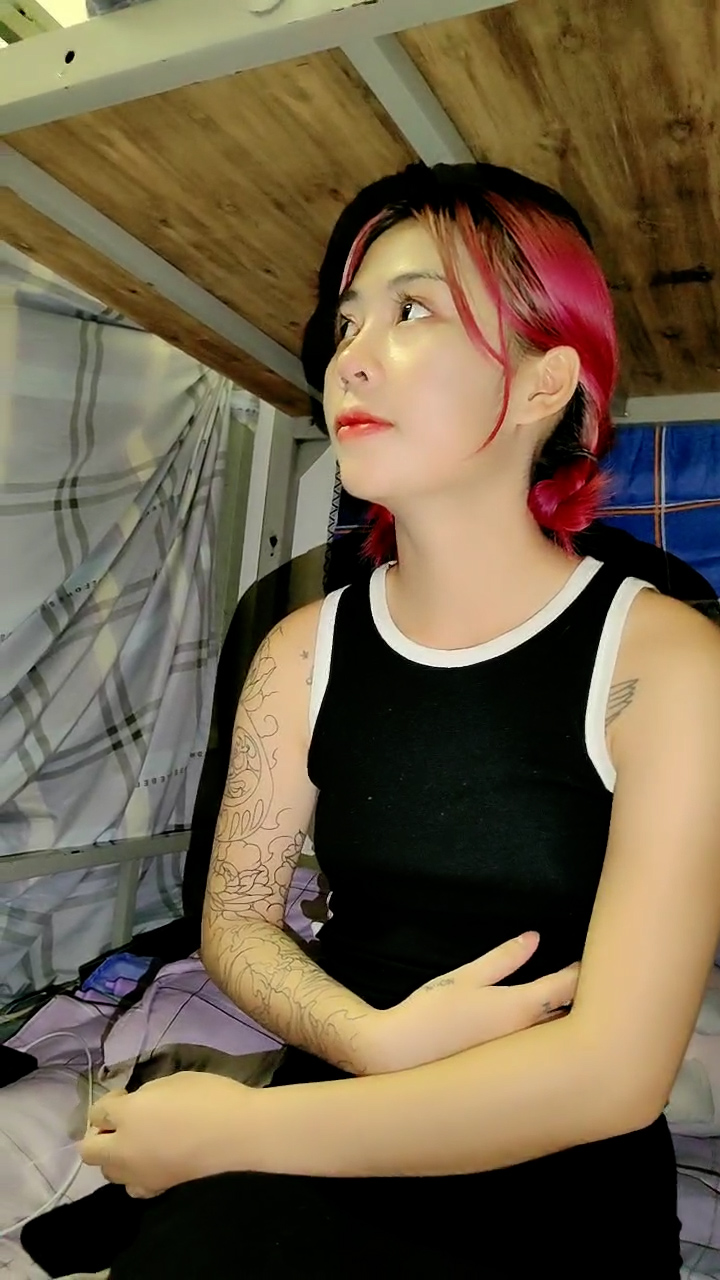 淫乱的女生宿舍，男女激情啪啪旁边还有小哥靓妹观战，全程露脸淫声荡语不断，场面淫乱刺激各种姿势抽插爆草