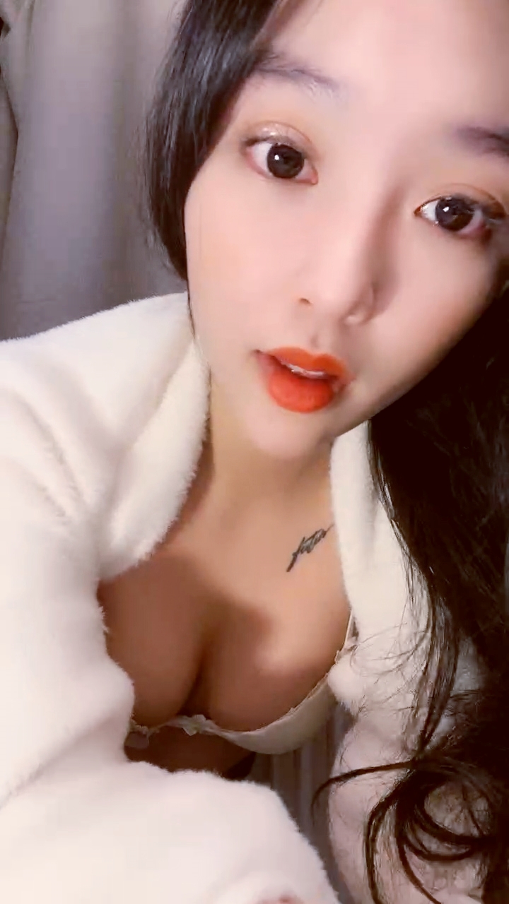 【禁漫直播】大波浪性感红唇女神！齐逼牛仔短裤！强烈要求大秀一波,全裸抖动大屁股,浓密逼毛骚穴掰开特写