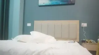 小夏寻花00后超嫩萌妹子,腿上纹身翘起屁股揉穴深喉口交骑乘扛起双腿抽插猛操。