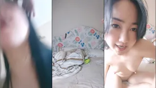 极品风骚少妇露脸伺候大哥,精彩的口活教学,让大哥揉奶玩逼后入抽插,浪叫呻吟听指挥,深喉草嘴射浓精刺激