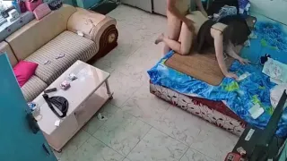 眼镜哥和媳妇在客厅