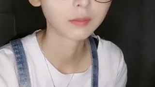 背带裤眼镜美女！苗条身材独自秀！浴室冲洗骚穴，白丝袜开腿自慰，跳蛋震动爽翻，表情很享受