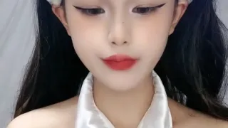 卡哇伊呆萌美少女！娇小身材贫乳！脱光光抬脚看穴，穿上开档黑丝袜，翘起屁股摇摆，摆弄各种姿势