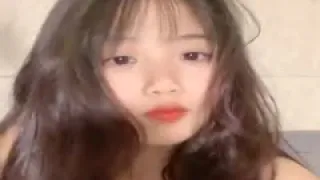 甜美新人00后妹子，黑丝沙发带个薄眼罩，主动特写掰穴逼逼粉红粉嫩蝴蝶逼。