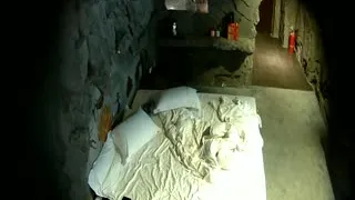 一个公司上班的年轻热恋情侣趁着午休开钟点房激情来一发!。