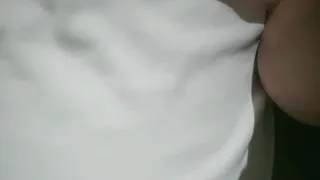 伟哥足浴会所撩妹酒店开房去了5个会所花了2700元才拿下来月经的苗条女技师被伟哥弄破套子内射。