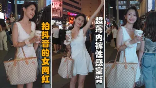 裙底春光乍泄高颜值笑容甜美拍抖音的女网红超薄内裤性感蜜臀裂缝正面黑森林还教观众刷礼物vlog出品