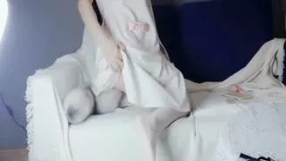粉嫩学生妹菊花插白尾摇晃屁股色诱！最美的腿配最粉的逼。