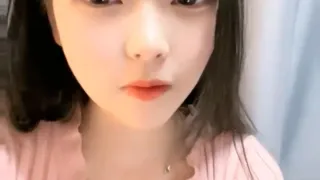 甜美漂亮少女！说话温柔收费秀！脱下内裤多毛骚逼，粉嫩小穴掰开特写，假屌洞口磨蹭插入