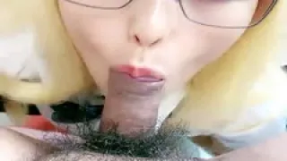 一头金发眼镜妹！外表清纯被炮友狂草！蹲在地上深喉，骑乘位白嫩奶子直晃，后入爆插很享受