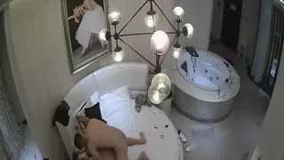 美女酒店私会情人说我不能来见你,一见你就干这事换性感情趣装操临走时又被干一次!。
