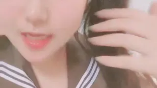 JK装02年双马尾萌妹，撩起裙子脱下内裤，这屁股太诱人了，bb粉嫩粉嫩，近距离特写，掰开洞洞给你看