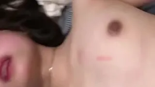 真实迷奸！超可爱娇小美女遭猥琐男在午饭下药迷晕拖至私密房间内肆意玩弄暴力抽插。。。。