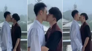 帅气男同舌吻