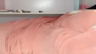 刚成年18清纯小萝莉第二天播，双马尾一脸呆萌，纤细美腿白色丝袜，翘起双腿凹凸玻璃棒伺候，年龄不大挺会玩透明屌抽插。