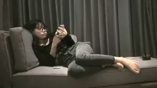 探花滿背紋身眼鏡妹子，近距離特寫口交後入擡腿側入猛操