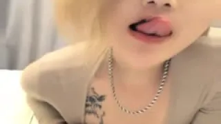 金发淫骚网红美女！表情淫荡小骚货！脱掉内裤露骚穴...