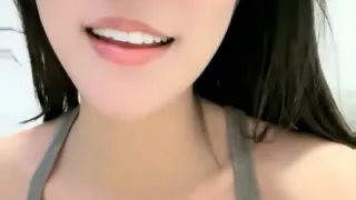 极品尤物网红女神！性感极品美腿！大黑牛自慰，翘起双腿震动，低低呻吟好爽，搔首弄姿