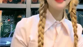 极品尤物金发美女！不知火舞装扮！带炮友户外吃饭，卫生间脱衣诱惑，叫上炮友厕所操逼，摸着奶子后入