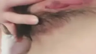 双马尾新人美少女！脸上红扑扑的！嘴比较小吃不了大JB，撩起衣服贫乳，多毛嫩穴尿尿超粉嫩。