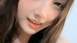 清纯可爱美少女！甜美嫩妹妹！难得收费秀一波，无毛骚穴掰开特写，彩虹假屌骑乘位，妹妹玩的还挺花