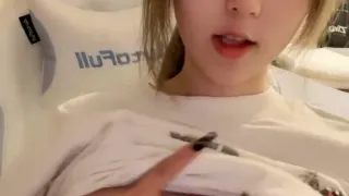 甜美少女！邻家妹妹型！说话嗲嗲，撩起衣服看奶子，坐在地上揉搓骚穴，娇喘呻吟喊爸爸