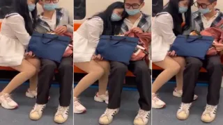 @20206989410 用户上传：女友在地铁上帮男友打飞机