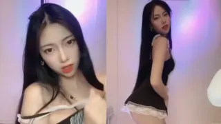 白丝嫩女仆直播舔一舔男友的老二，搓奶勾引干爹们刷礼物！