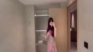 【淫荡大冒险】激情对白，逼里塞着玩具强制性要求外卖小哥拿出，忽悠勾引外卖小哥榨精口交做爱！