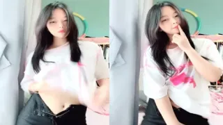 清纯美少女【小周妹妹】自己闺房自摸诱惑超粉嫩小穴特写揉捏奶子磨蹭阴蒂美臀更是诱人.