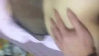 刮完逼毛的骚妹被男友一边插菊花一边用手揉摸淫穴爽到起飞