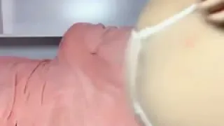 刚成年18清纯小萝莉今日首播，女仆装双马尾，白嫩贫乳紧致粉嫩小穴，黑丝袜展示美脚，年龄不大挺会玩，手指插入扣弄。