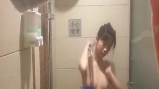趁妹子洗澡不在意偷拍