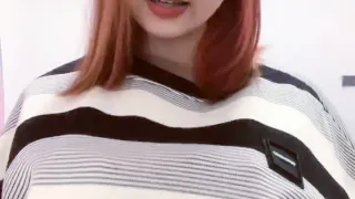 00后高颜值美少女！性格活泼甜美！脱光光扭腰摆臀,贫乳奶子多毛嫩穴,怼在镜头前特写