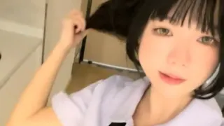 卡哇伊眼镜美少女！JK装撩起裙子！跪在沙发翘起屁股，小穴还塞着跳蛋，说话嗲嗲娇喘，手指插入扣弄