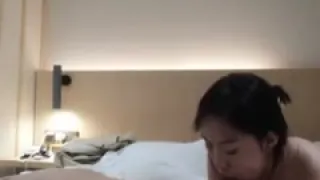 超极品真实18岁校花〖大一学妹〗翘课和学长开房啪啪 上位骑乘操