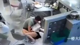 服务小妹被客人当场扣扣
