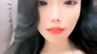 淫荡小骚货！翘着骚逼求操！看闺蜜在旁边被后入，爽的狂喷水，手脚吊起来玩穴，电击骚逼身体颤抖