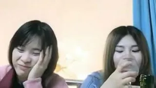 变态哥套路两个工厂妹子回家喝酒下药灌倒一块干苗条妹子药力不够醒来拼命反抗.