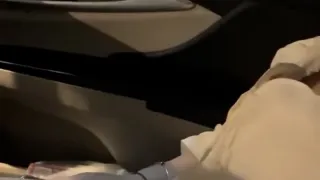大晚上驾车接上加班的少妇！野外路边草丛操逼！脱下裤子打灯光掰穴，特写视角后入，无套内射