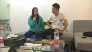 约了个绿衣颜值不错妹子啪啪，舌吻摸逼调情在沙发上后入