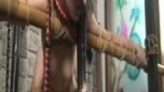 香港变态摄影师把性感漂亮的平面模特绑在架子上插上振动棒拍摄完后激烈爆插,美女大声哭泣求饶说：不行了!