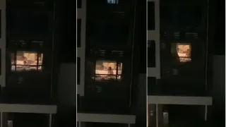 在学校宿舍看见同桌后入狂操他女友