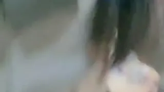 JK装02年双马尾萌妹，撩起裙子脱下内裤，这屁股太诱人了，逼逼粉嫩粉嫩，近距离特写，掰开洞洞给你看
